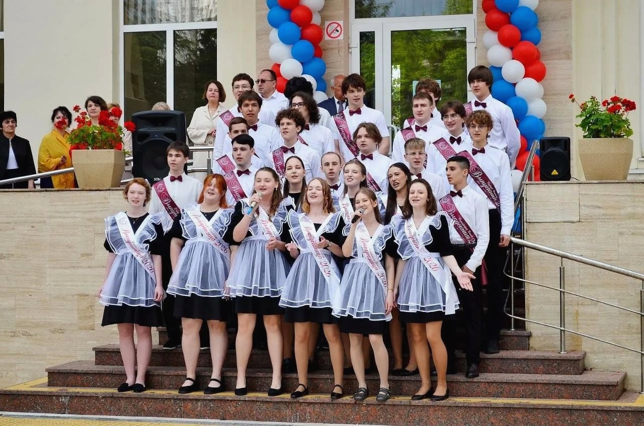 Депутат ЗСК Виктор Тепляков на последнем звонке в школе №7 Сочи