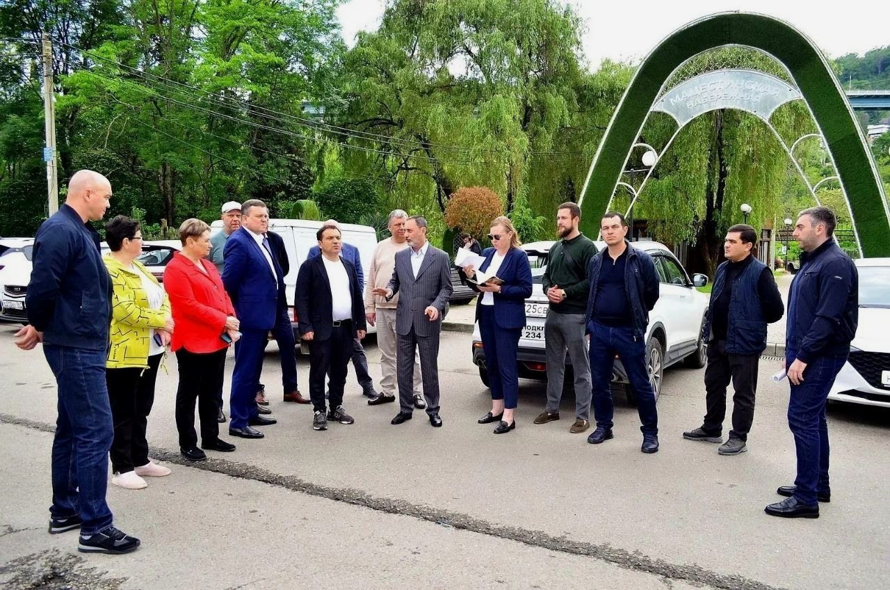 Депутат ЗСК Виктор Тепляков осмотрел сквер на Мацесте в Сочи