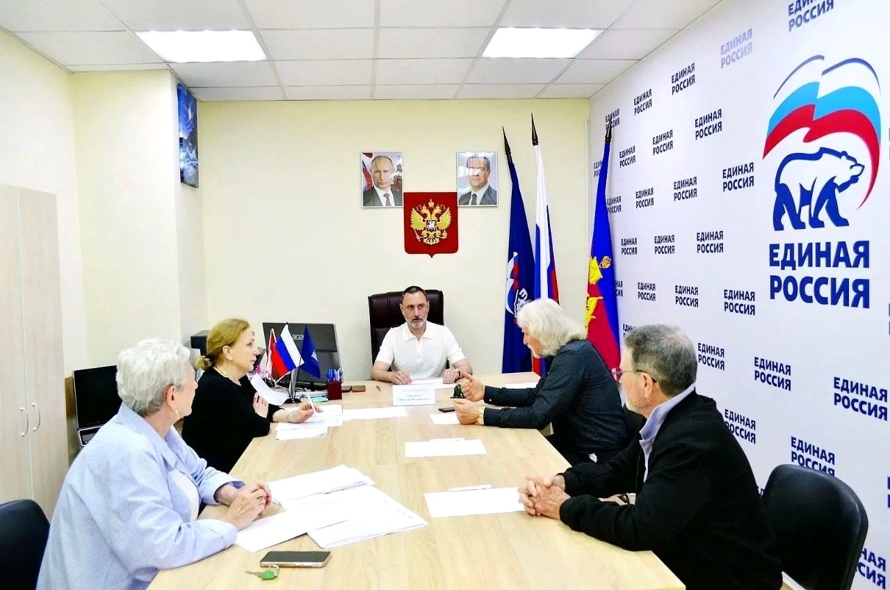 Депутат ЗСК Виктор Тепляков провёл приём граждан в Сочи