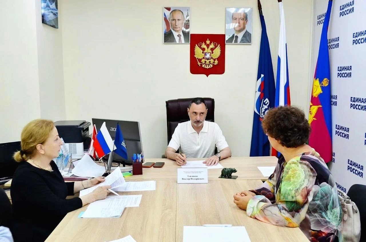 Депутат ЗСК Виктор Тепляков провёл приём граждан в Сочи