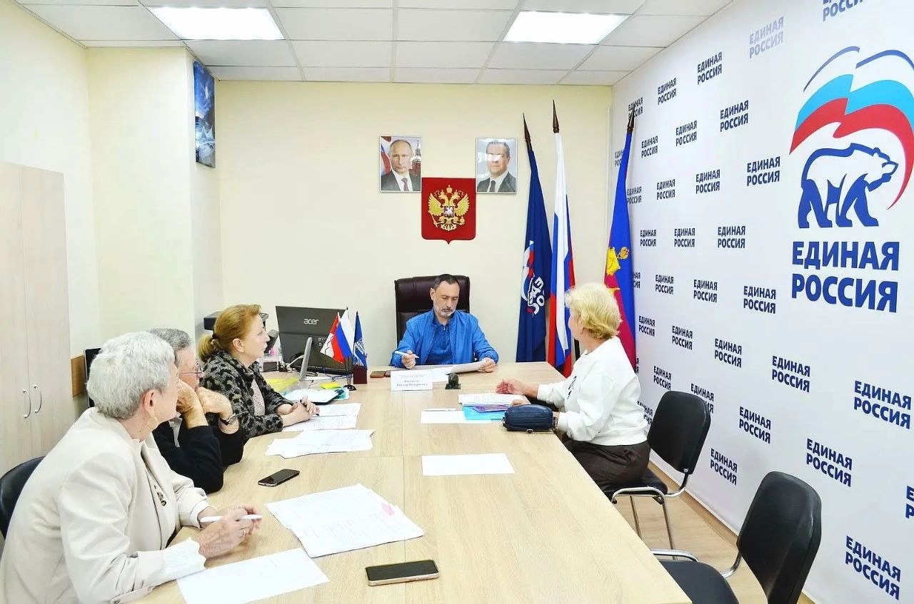 Депутат ЗСК Виктор Тепляков встретился с жителями Сочи в приёмной ЕР