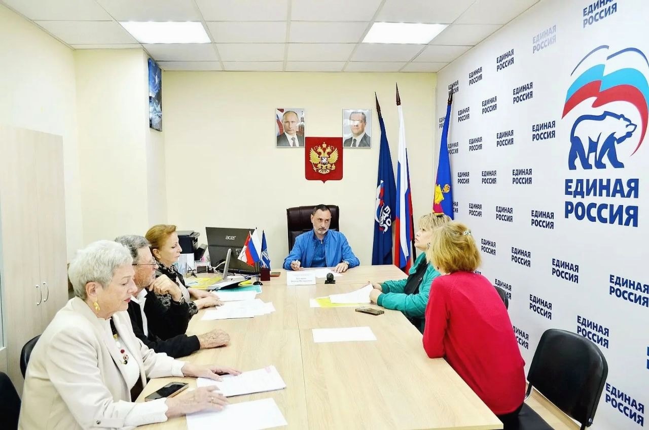Депутат ЗСК Виктор Тепляков встретился с жителями Сочи в приёмной ЕР