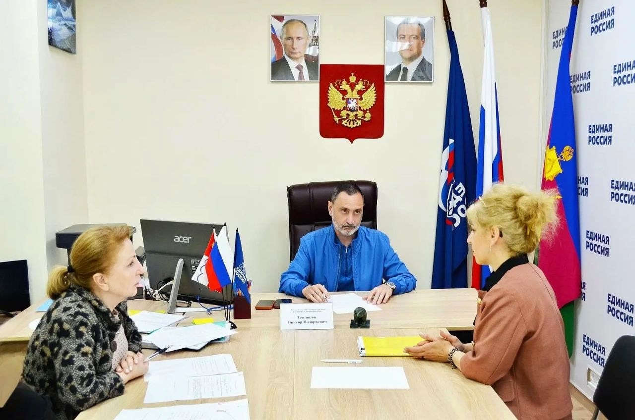 Депутат ЗСК Виктор Тепляков встретился с жителями Сочи в приёмной ЕР