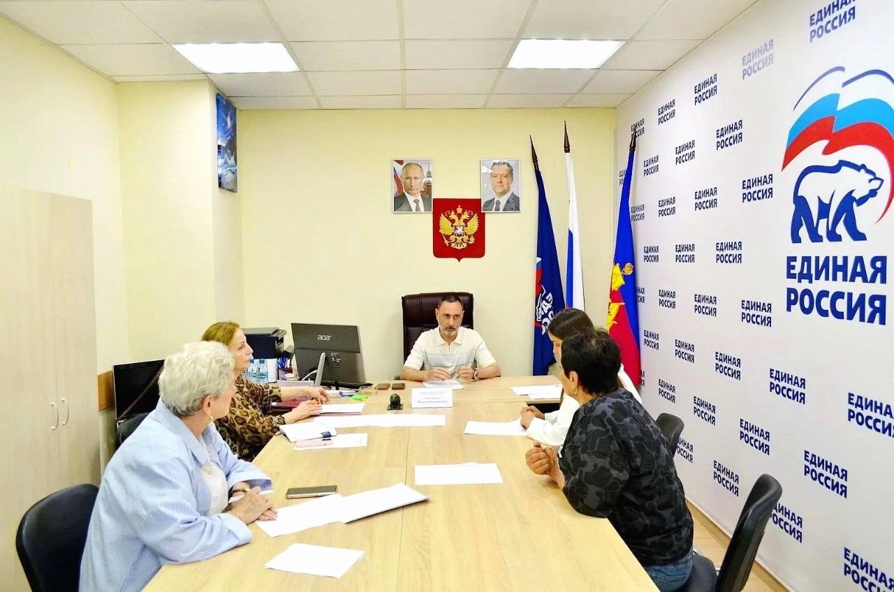 Депутат Законодательного Собрания Виктор Тепляков провёл приём граждан в Общественной приёмной