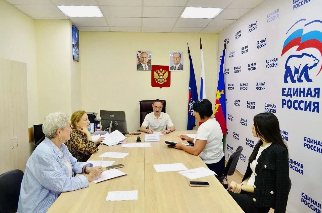 Депутат Законодательного Собрания Виктор Тепляков провёл приём граждан в Общественной приёмной