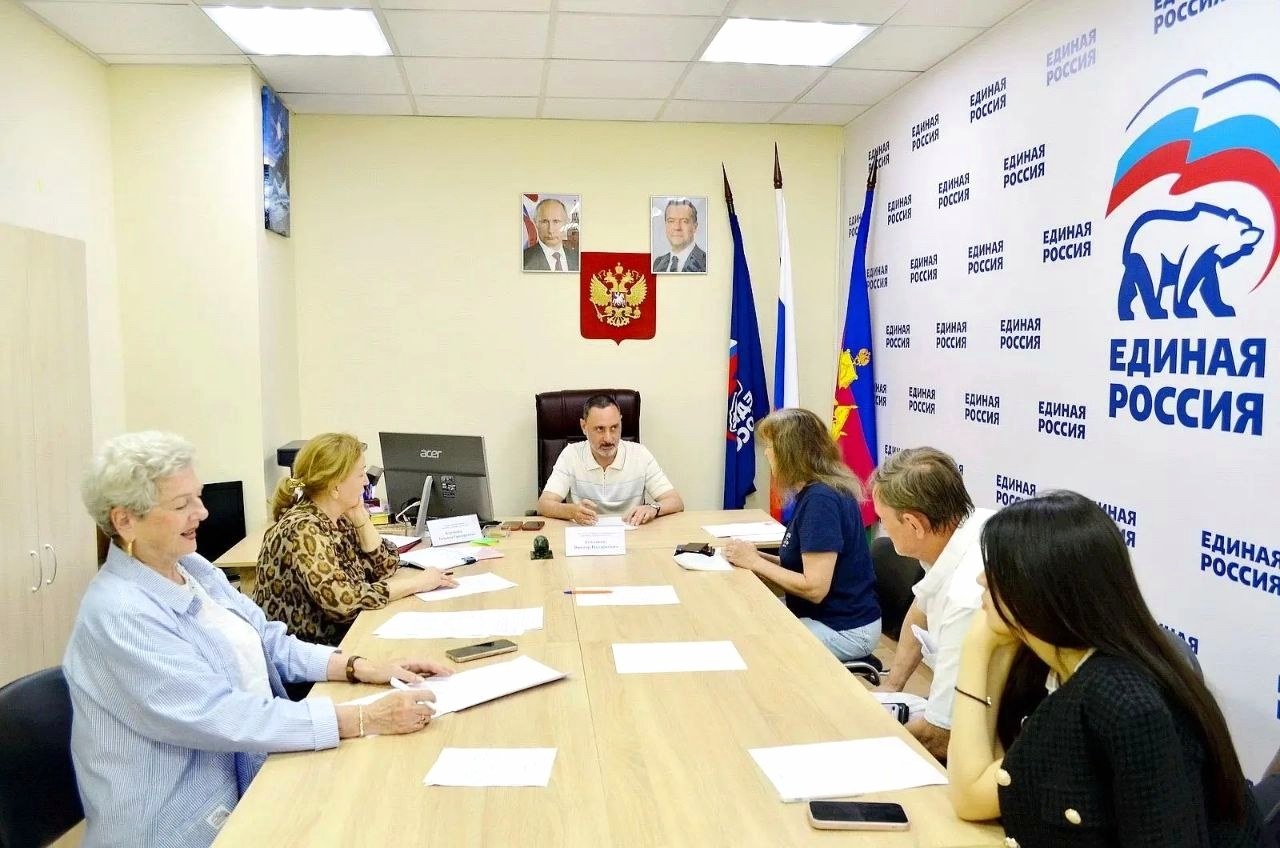 Депутат Законодательного Собрания Виктор Тепляков провёл приём граждан в Общественной приёмной