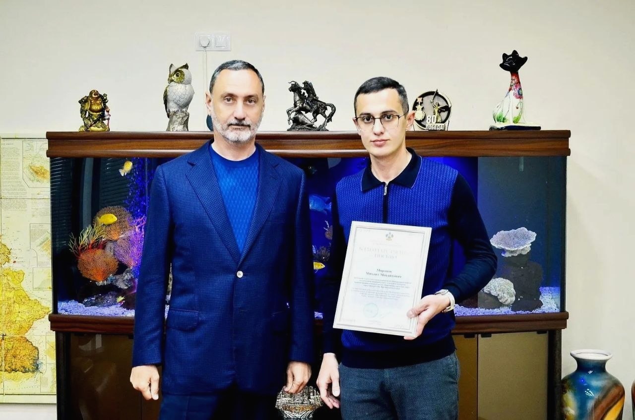 Депутат ЗСК Виктор Тепляков вручил Благодарности специалистам Сочи